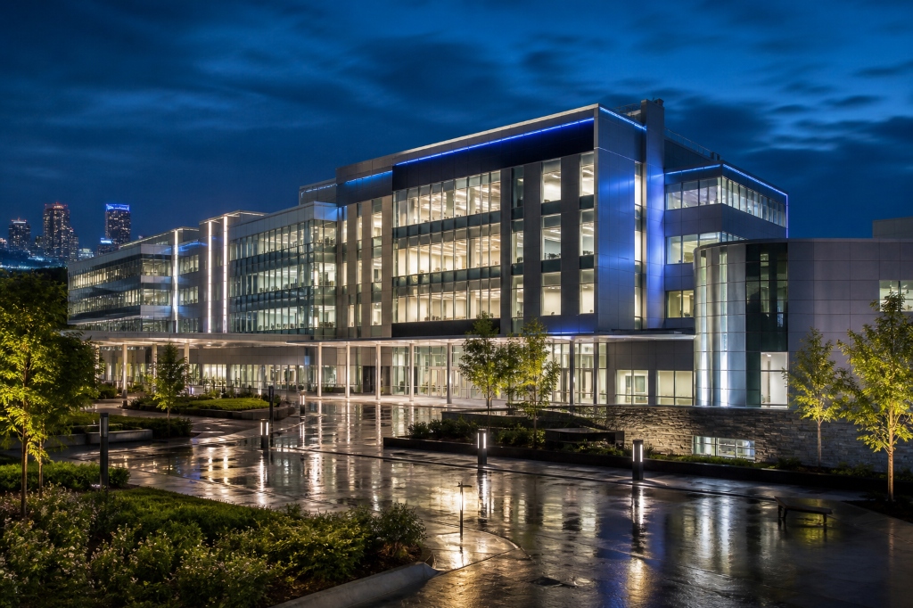Modernes Klinikgebäude bei Nacht